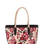 Guess. Blossom Medium Classic Floral Tote Bag. L'ultima aggiunta alla collezione della griffe è un must-have per gli accessori della nuova stagione. Stampa floreale, effetto vetrificato e dettagli pitonati.