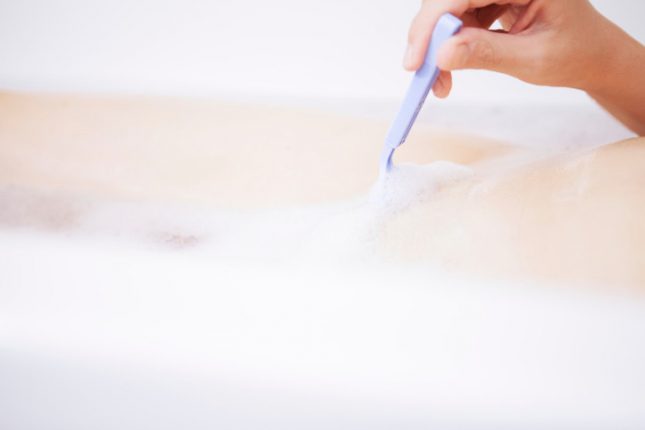 Depilazione totale della zona bikini: è pericolosa per la salute?