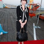 Look bon ton con un tocco di colore verde smeraldo