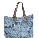 Guess. La versione tote in light denim della linea Chateau 81