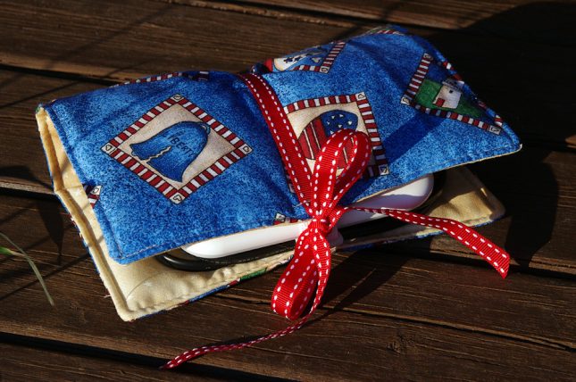 come creare un organizer da viaggio per cavi e caricabatterie