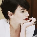 Uno dei pochi scatti dove Lena Headey ha un rossetto scuro
