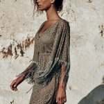 GoldenPoint_ caftano con stampa geometrica e frange