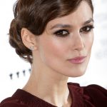 Un look recente e in perfetto stile bon ton con chignon e ciuffo a onde