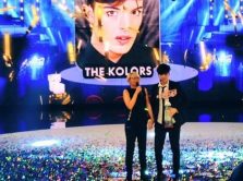 Maria De Filippi si congratula con i The Kolors