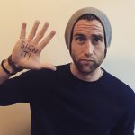 Matthew Lewis in posa per il Food Revolution day