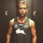 Matthew Lewis sfoggia un look sportivo