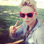 Charlize Theron con il pixie cut, ideale per l'estate