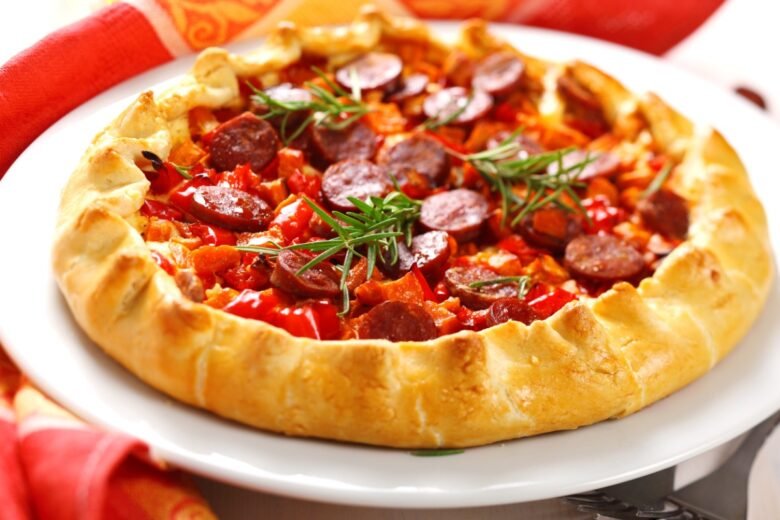 Torta salata con salsiccia e peperoni