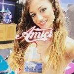 Virginia con il premio di Amici