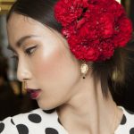 ose, fiori di vario genere sui capelli sono il trend più discusso e vista di quest’anno.