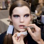 Backstage Dior - applicazione del Lip Maximizer