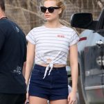 Un look da ragazza della porta accanto