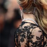 Forcine impreziosite per l'hairstyle di Cara Delevigne