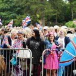 Inglesi in festa fuori dalla chiesa per il battesimo di Charlotte