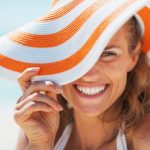 Macchie solari e cicatrici: come proteggerle al sole