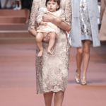 Outfit uguali per mamma e figlia