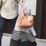 Ashley Olsen indossa la classica pianella a infradito nera con una gonna lunga bianca e nera