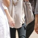 L'attrice statunitense Christina Applegata utilizza la classica infradito nero Birkenstock con un paio di pantaloni sportivi