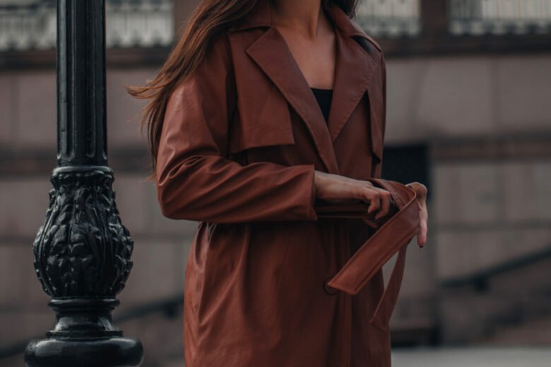 Ragazza alla moda passeggia in città