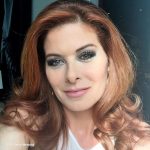 Debra Messing, celebre protagonista di Will&Grace, adora il rosso, nonostante alcuni periodi di conversione al castano scuro.