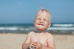 cercare di divertirsi con il proprio bambino nel momento della crema