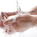 È estate e se siete a contatto con l’acqua per molto tempo anche le unghie si possono indebolire