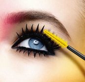 Con un tocco di mascara si trasforma uno sguardo stanco in uno sguardo intenso e sensuale.