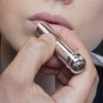 Backstage Dior - applicazione balsamo labbra