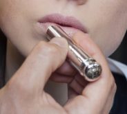 Backstage Dior - applicazione balsamo labbra
