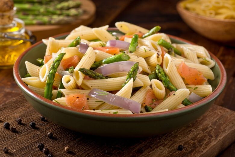 Pasta fredda con salmone affumicato, cipollotti e asparagi