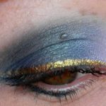 Pixie Tears di Neve Cosmetics utilizzato su tutta la palpebra e sfumato bene per ottenere uno smokey arricchito da un eyeliner color oro.