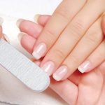 Quando procedete con a manicure ricordate sempre di limare regolarmente le unghie.