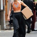 L'attrice, cantante e ballerina Vanessa Hudgens utilizza spesso le Birkenstock nei suoi outfit.