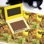Una buona base vuole un leggero contouring, realizzato con il bronzer Bahama Mama di The Balm.