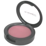 Rosie utilizza anche blush rosati, in questo caso Breath of Plum di Mac.