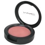 Il blush è sui toni naturali e mat: Cubic di Mac è l'ideale in questi casi.