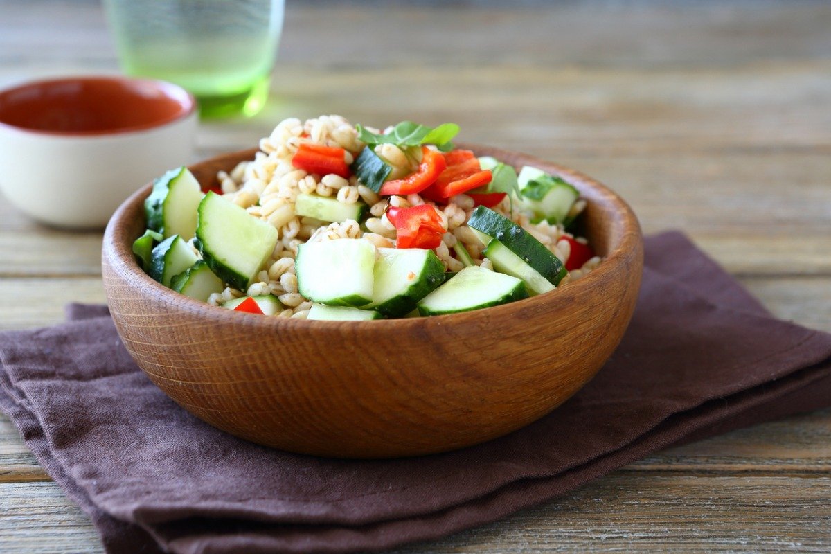 Insalata di orzo con tonno, olive e verdure