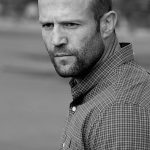 Jason Statham è un attore britannico conosciuto per i suoi ruoli in film famosi come Fast & Furious, I mercenari, Joker - Wild Card.