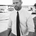 Jason Statham in uno scatto in bianco e nero.