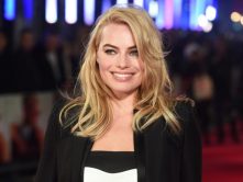 Cura dei capelli biondi come Margot Robbie