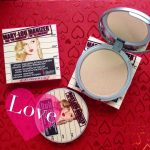 L'illuminante è dorato e shimmer, per farsi notare: il Mary Lou Manizer di The Balm.