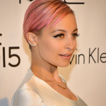 Nicole Richie porta un caschetto cortissimo rosa chiaro.