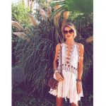 Abito bianco casual, in pieno stile anni Settanta, caratterizzato da pizzo, ricami e gonna larga indossato al Coachella 2015.