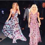 Gli abiti lunghi sono uno dei must have di Rosie, indossati principalmente agli eventi di moda: nella foto è accompagnata dalla stilista Donatella Versace e indossa proprio un suo abito.
