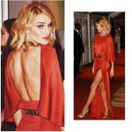 Un altro abito lungo, rosso e con uno spacco molto evidente. La parte superiore è caratterizzata da maniche a tre quarti con la forma tipica dei kimono, tanto di tendenza in questo 2015.