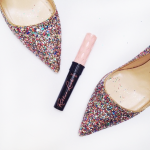 Ciglia lunghe e voluminose, essenziali per un nude look: il mascara Roller Lash di Benefit promette ciglia drammatiche!