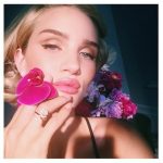 Di solito opta per una base viso fresca e luminosa, tanto mascara e un rossetto nude o rosa naturale.