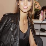 Karlie Kloss con il chiodo in pelle nera