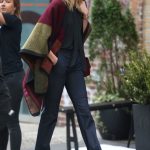 Look total black, con un'aggiunta di colore, per Karlie Kloss